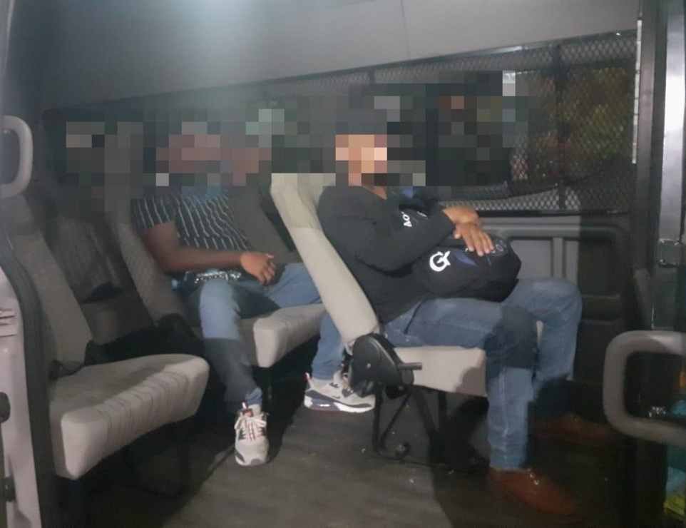 DETIENEN A 66 MIGRANTES