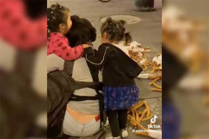 POLICÍAS TIRAN CANASTA DE CHURROS A MUJER QUE VENDÍA JUNTO CON SUS HIJAS