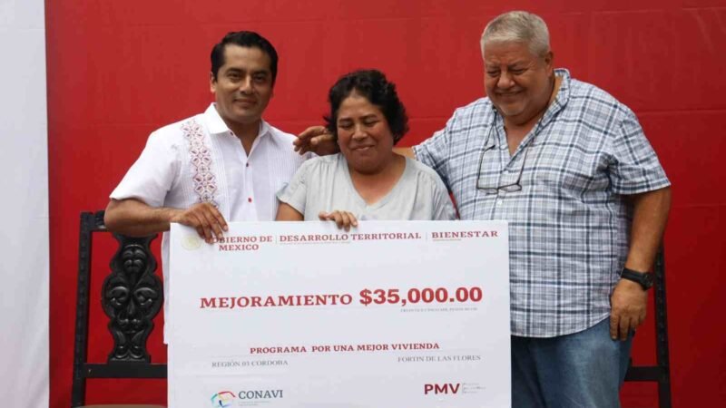 GERARDO ROSALES ENCABEZA ENTREGA DE TARJETAS DE PROGRAMA POR UNA MEJOR VIVIENDA Y DELEGADO MANUEL HUERTA