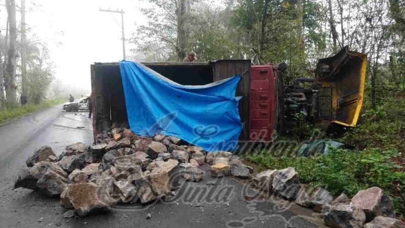 POR DORMIRSE, JOVEN DE HUATUSCO PROVOCA APARATOSO CHOQUE