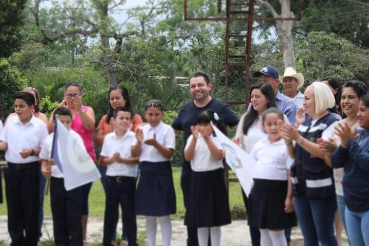 DAN BANDERAZO EN ESCUELA DE EL ZAPOTAL