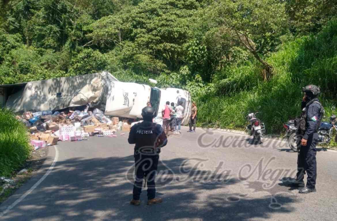 NO HUBO RAPIÑA; EMPRESA DUEÑA DE TRÁILER QUE VOLCÓ