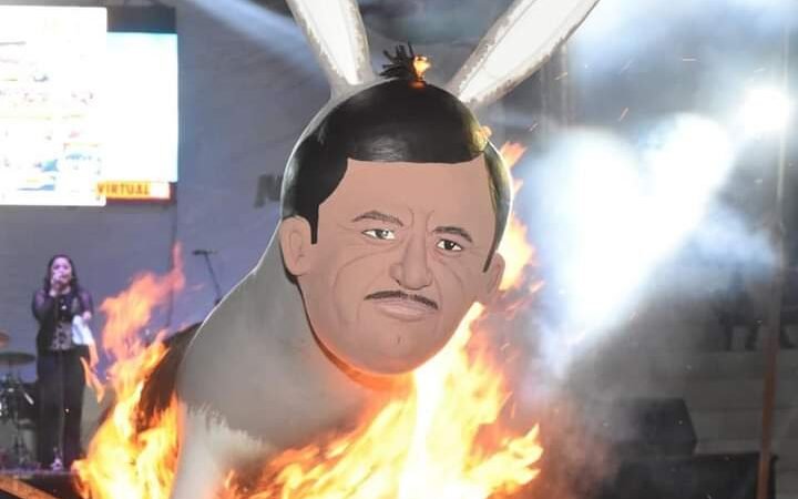 CONDENAN ATAQUE DE MARCOS ISLEÑO A DIPUTADO MALENO ROSAS; QUEMÓ SU IMAGEN EN INICIO DE FERIA DE MEDELLÍN