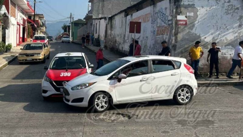 COLISIONA FORD FIESTA CONTRA TAXI