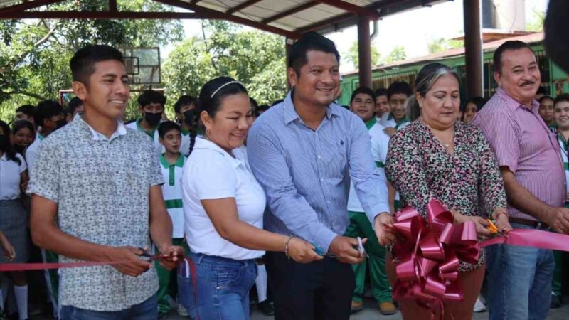 ESTRENAN ALUMNOS DE TELESECUNDARIA DE ATOYAC SANITARIOS