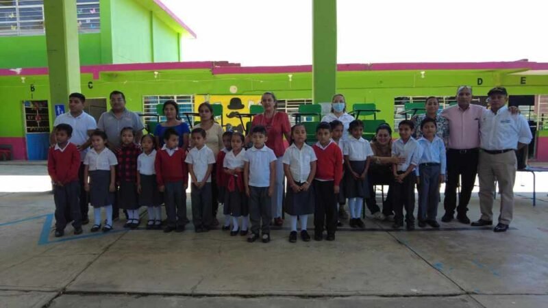 ENTREGA VENTURA DEMUNER MOBILIARIO A ESCUELAS