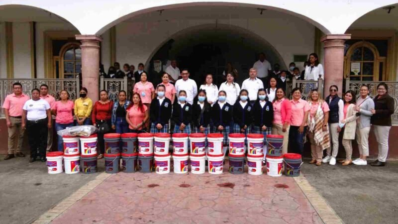 ENTREGA ERNESTO RUÍZ APOYOS A ESCUELA