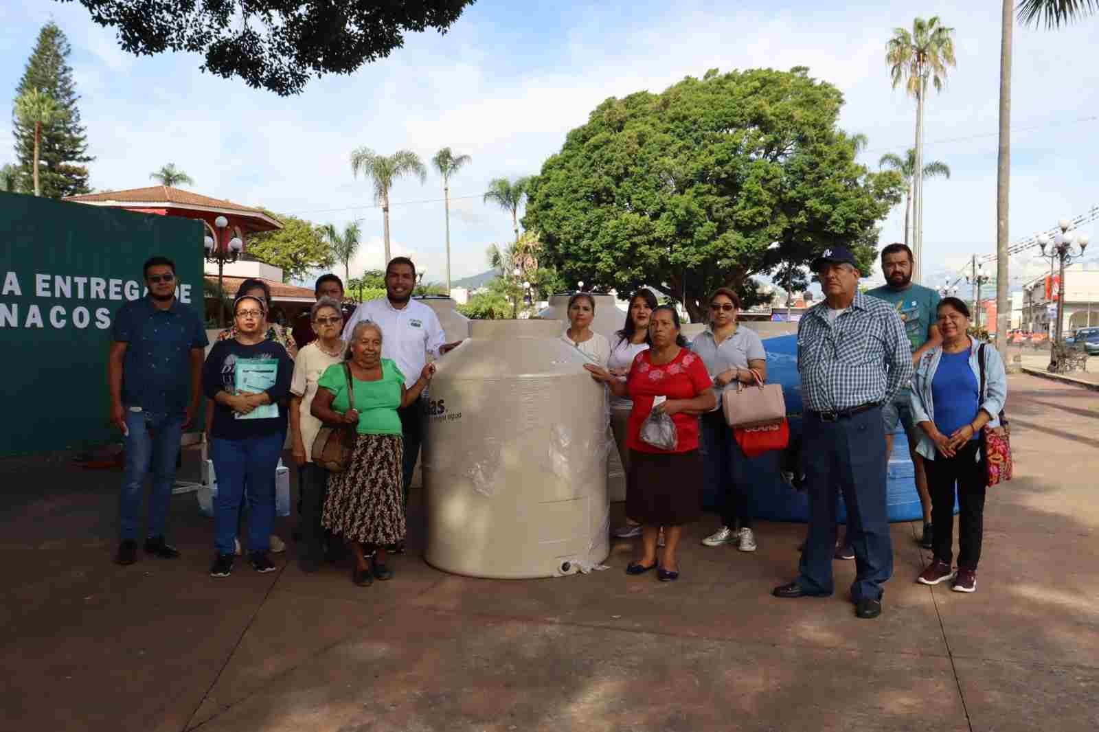 ENTREGA AYUNTAMIENTO 49 TINACOS A FAMILIAS