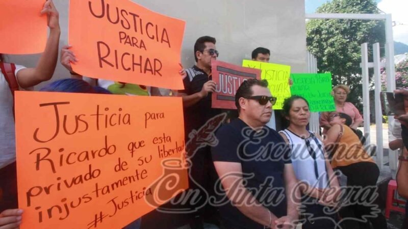 DENUNCIAN DETENCIÓN INJUSTIFICADA DE JOVEN; LO ACUSAN DE MATAR A MAESTRO