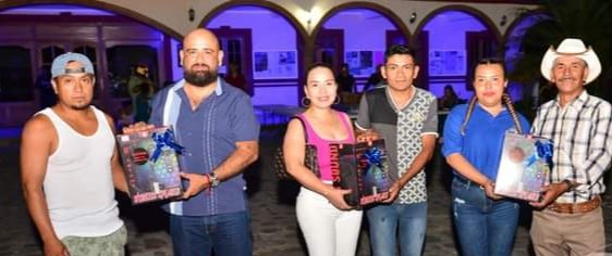 FESTEJA GABRIEL LAGUNES A PADRES EN SU DÍA