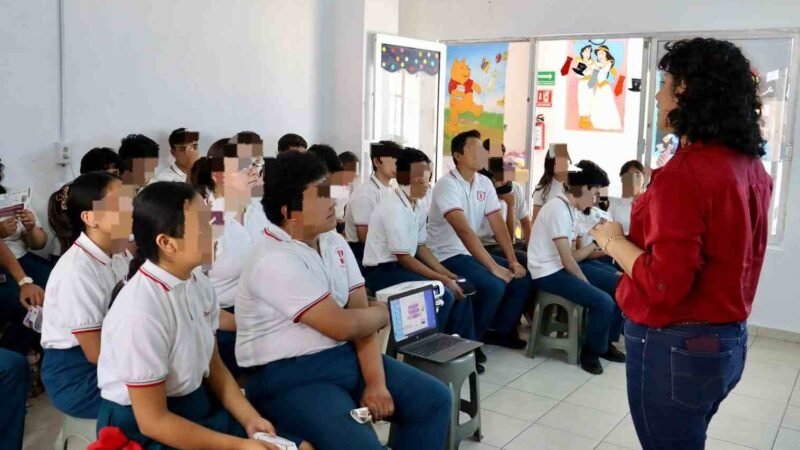RECIBEN ESTUDIANTES PLÁTICAS PARA MANTENER UNA RELACIÓN SANA CON SUS FINANZAS