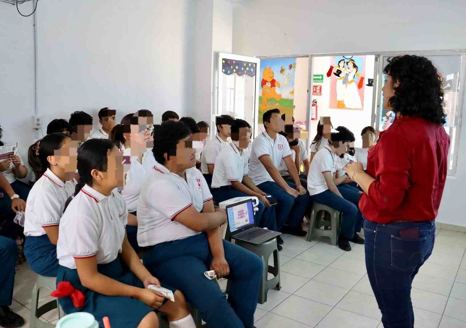 RECIBEN ESTUDIANTES PLÁTICAS PARA MANTENER UNA RELACIÓN SANA CON SUS FINANZAS