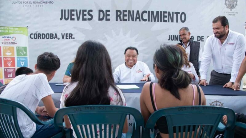 ENTREGA PRESIDENTE APOYO DE MATERIAL A ESCUELA EN JUEVES DE RENACIMIENTO