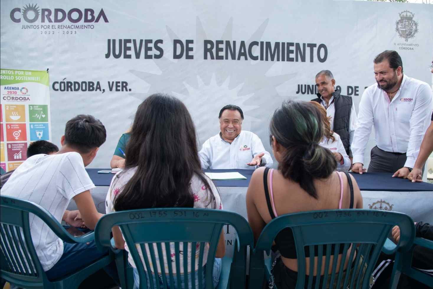 ENTREGA PRESIDENTE APOYO DE MATERIAL A ESCUELA EN JUEVES DE RENACIMIENTO