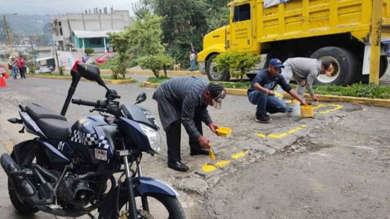 REALIZAN TRABAJOS DE BALIZAMIENTO EN CALCAHUALCO