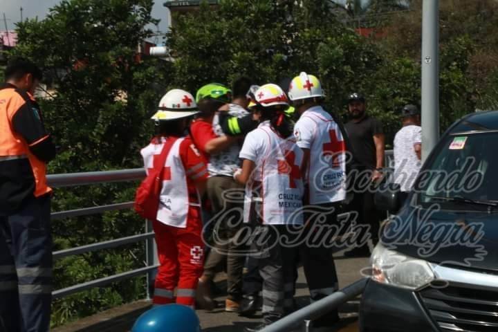 FRUSTRAN SUICIDIO; JOVEN INTENTÓ LANZARSE DE PUENTE