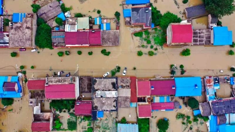 INUNDACIONES DESPLAZAN A MÁS DE 10 MIL PERSONAS EN CHINA