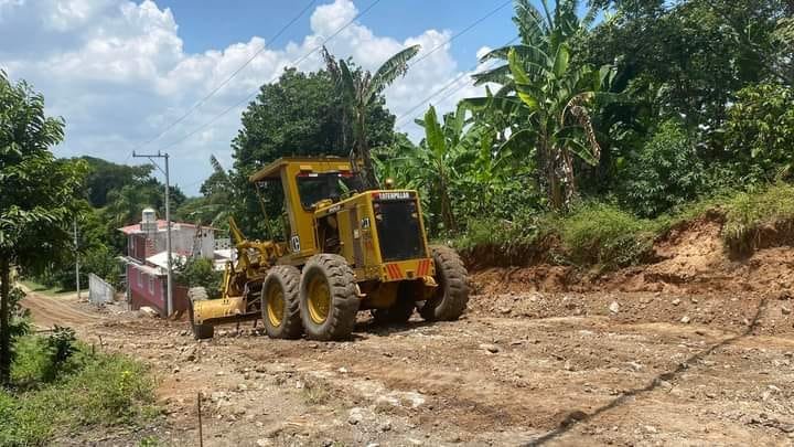 AVANZA PAVIMENTACIÓN DE CALLE EN ZENTLA
