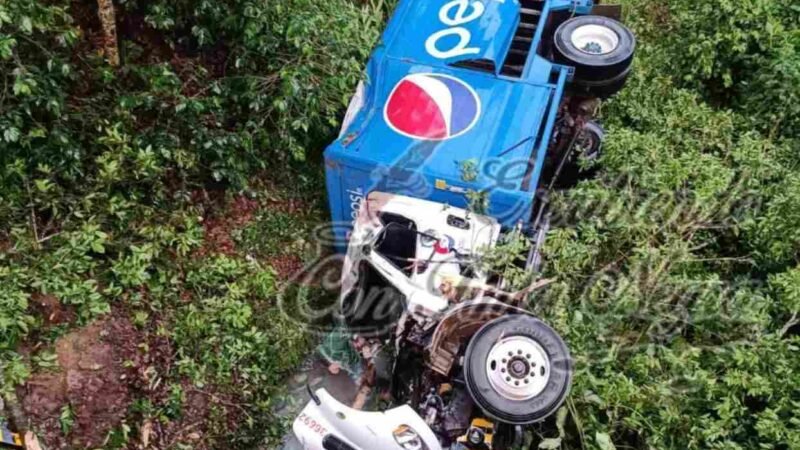 CAMIÓN DE PEPSI CAE DE PUENTE
