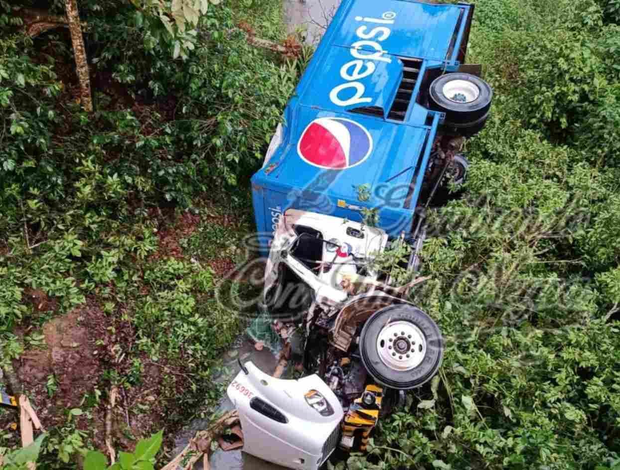 CAMIÓN DE PEPSI CAE DE PUENTE