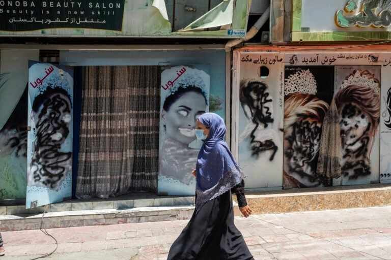 PROHÍBEN SALONES DE BELLEZA PARA MUJERES EN AFGANISTÁN