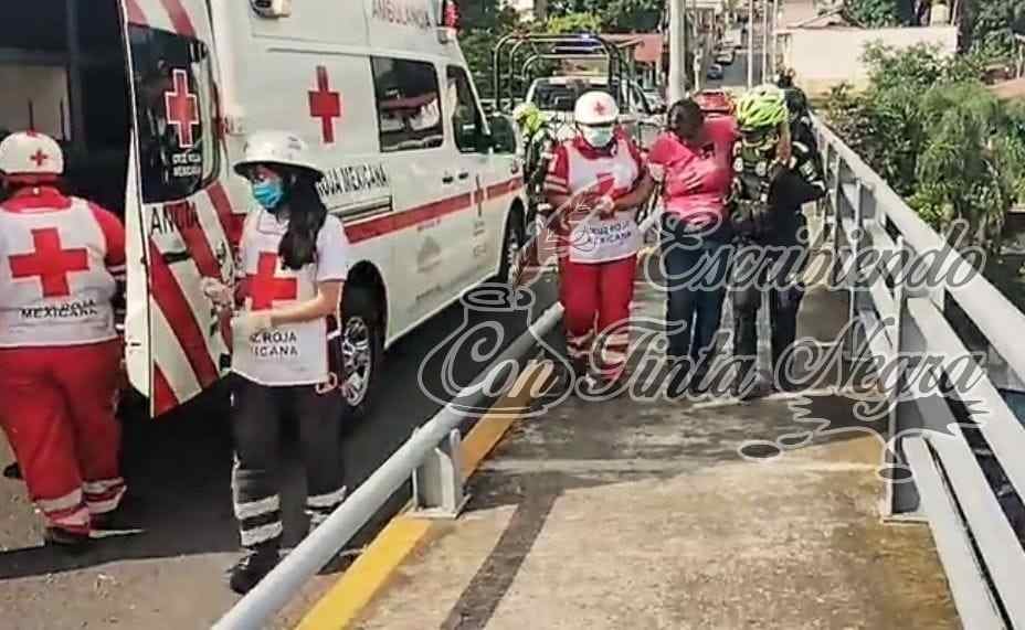 JOVEN EVITA QUE MUJER SE LANCE DE PUENTE DEL RÍO SAN ANTONIO