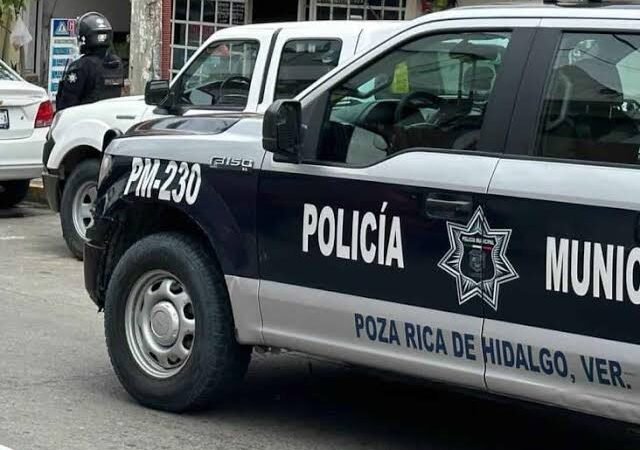 ACRIBILLAN A MAESTRO FRENTE A ESCUELA