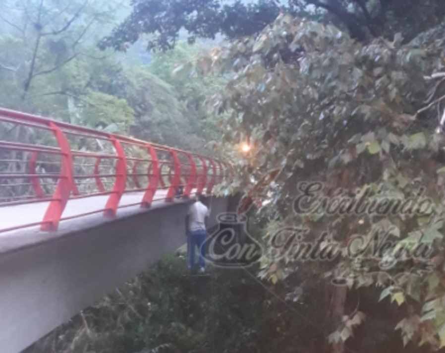 SE SUICIDA; SE COLGÓ DE UN PUENTE