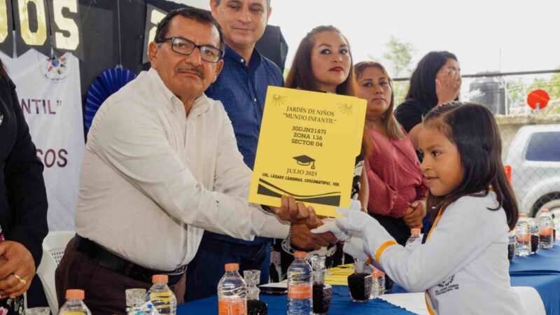 ALCALDE APADRINA A EGRESADOR DE JARDÍN “MUNDO INFANTIL”