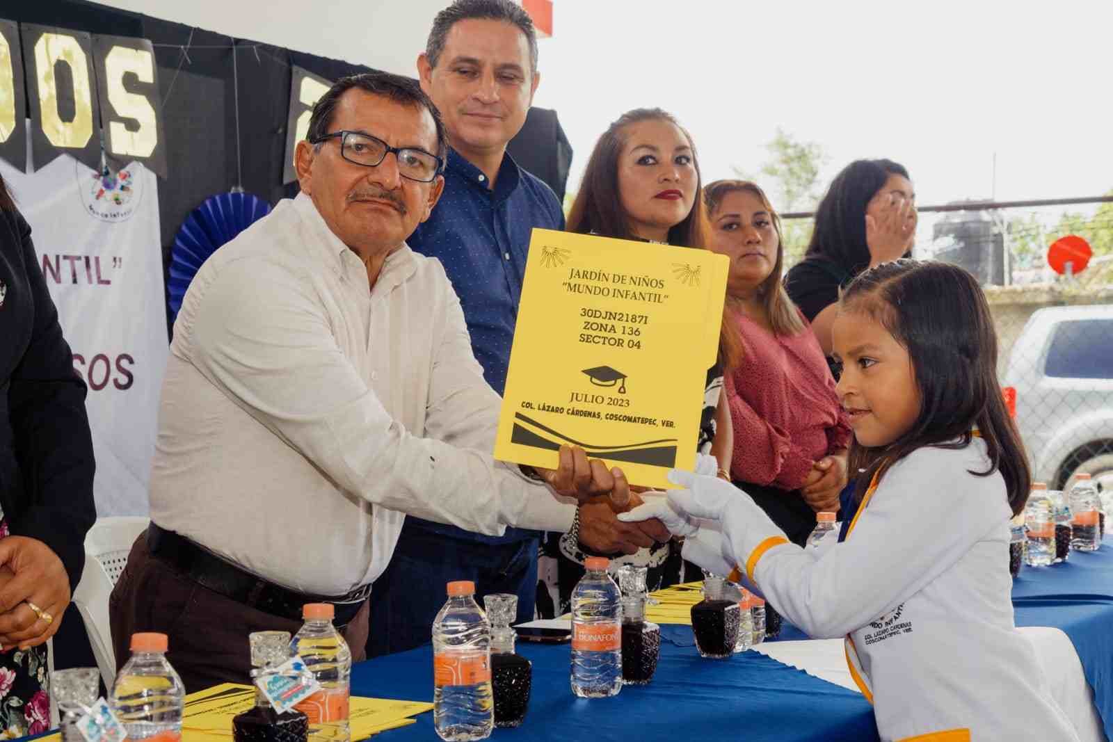 ALCALDE APADRINA A EGRESADOR DE JARDÍN “MUNDO INFANTIL”