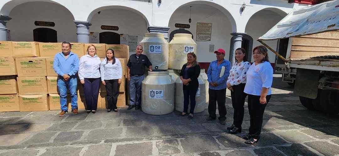 ENTREGA DIF MUNICIPAL APOYOS A FAMILIAS HUATUSQUEÑAS