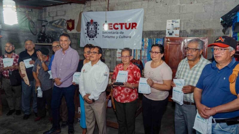 ENTREGAN LENTES A ARTESANOS DE COSCOMATEPEC