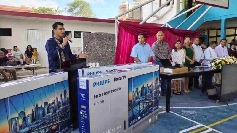 EQUIPA ALCALDE A ESCUELA CON COMPUTADORAS Y TELEVISIONES