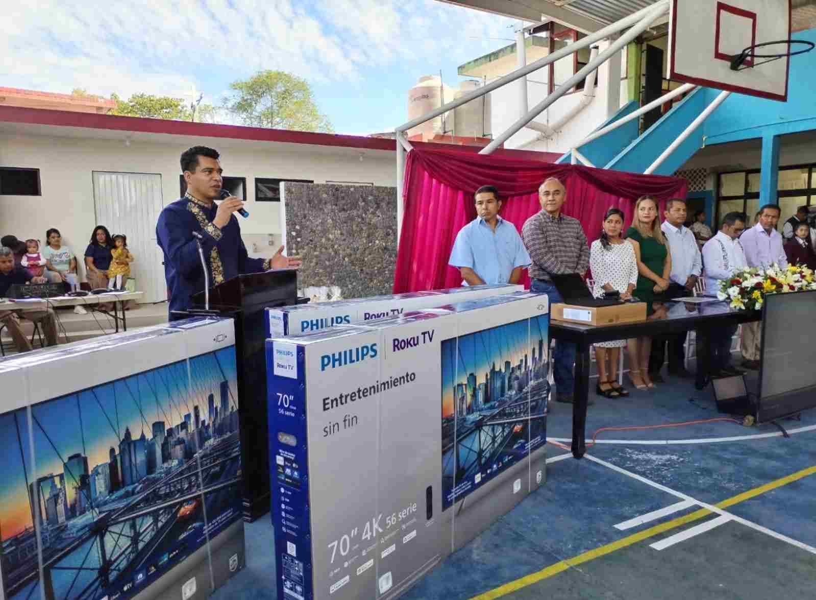 EQUIPA ALCALDE A ESCUELA CON COMPUTADORAS Y TELEVISIONES