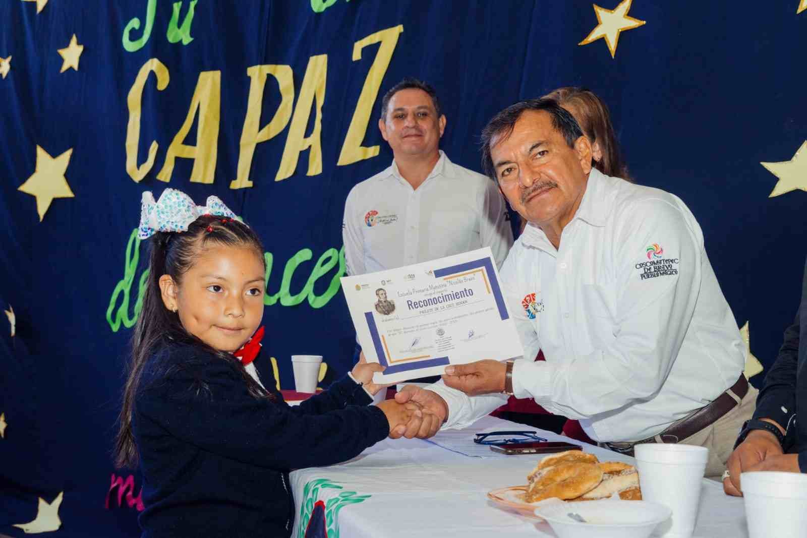 FELICITA ALCALDE A GRADUADOS Y LOS EXHORTA A SEGUIR ADELANTE