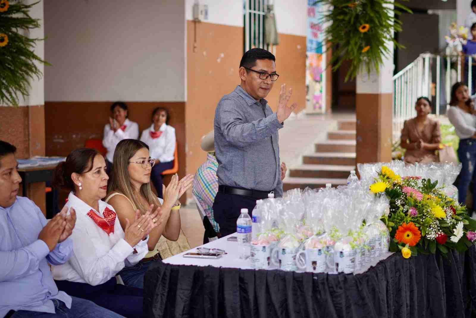 APADRINA ERNESTO RUIZ A GRADUADOS
