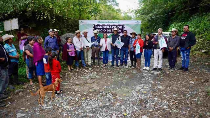 DA ERNESTO RUIZ BANDERAZO EN TEPEXILOTLA