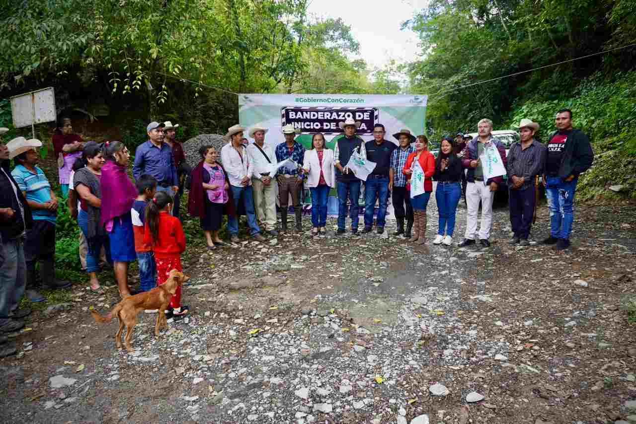 DA ERNESTO RUIZ BANDERAZO EN TEPEXILOTLA