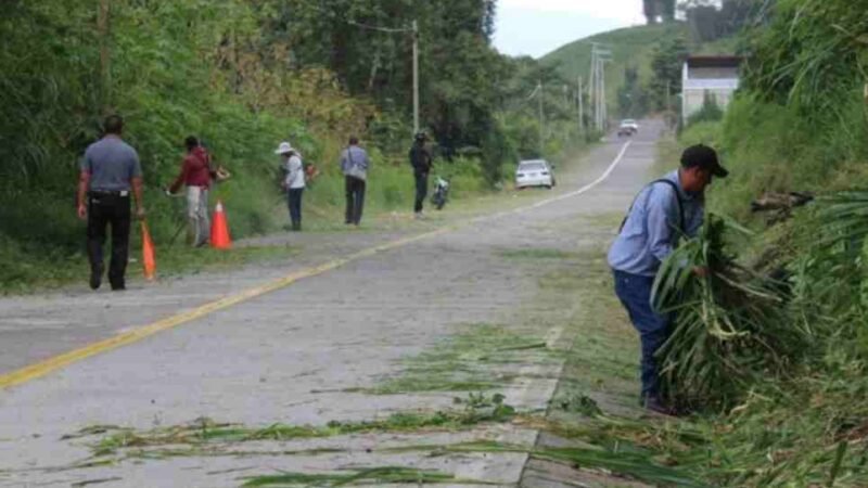 DAN MANTENIMIENTO A CAMINOS DE CALCAHUALCO