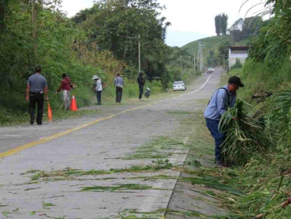 DAN MANTENIMIENTO A CAMINOS DE CALCAHUALCO