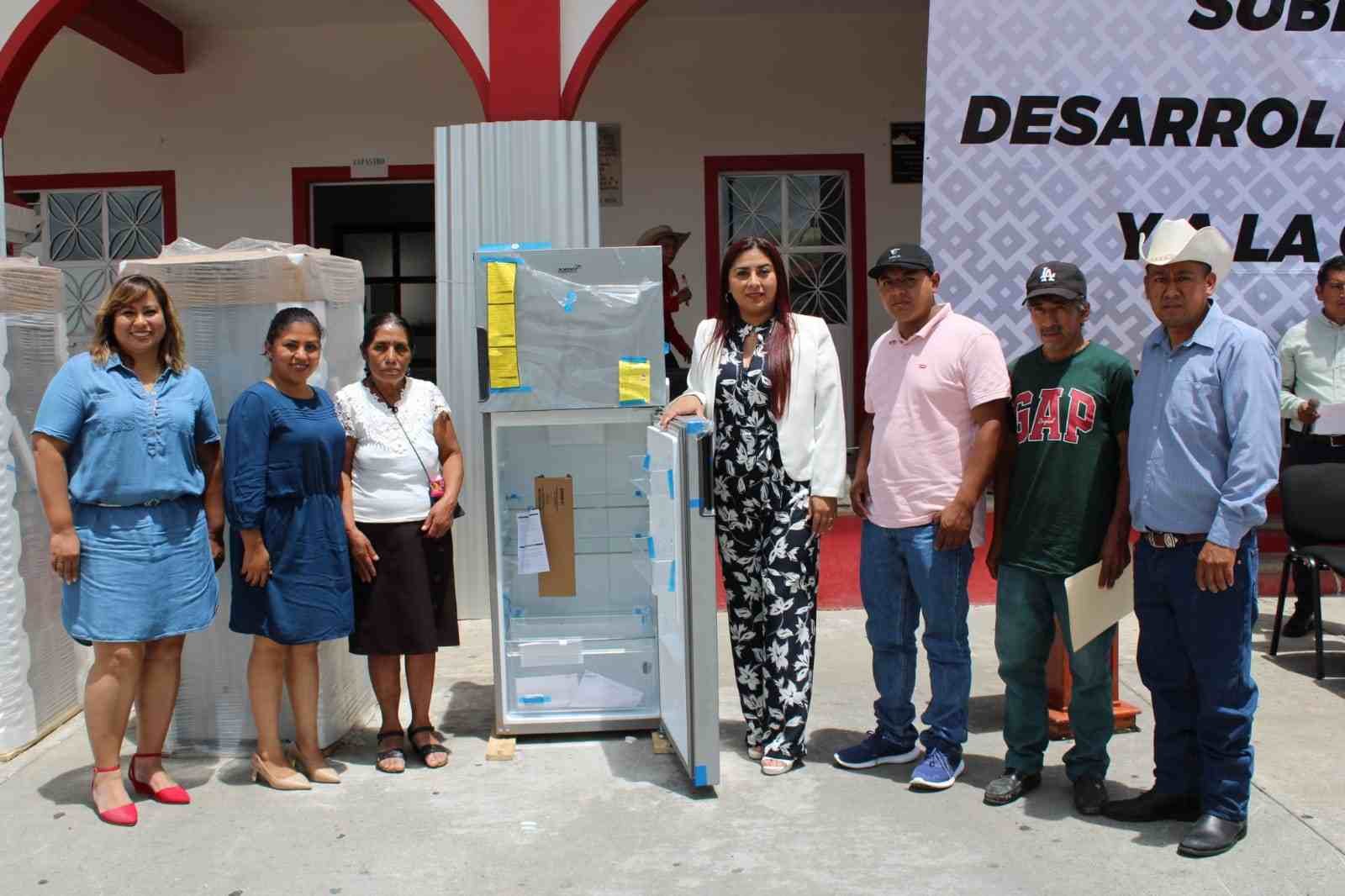 ENTREGAN APOYOS A FAMILIAS DE ESCASOS RECURSOS