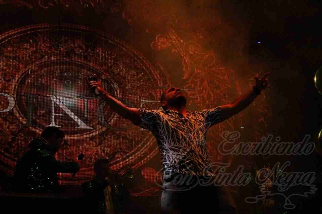 ESPINOZA PAZ PONE A CANTAR Y BAILAR A ALPATLÁHUAC