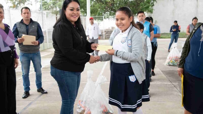 ENTREGA AYUNTAMIENTO DE CÓRDOBA ESTÍMULOS DE BECAS A 400 ALUMNOS