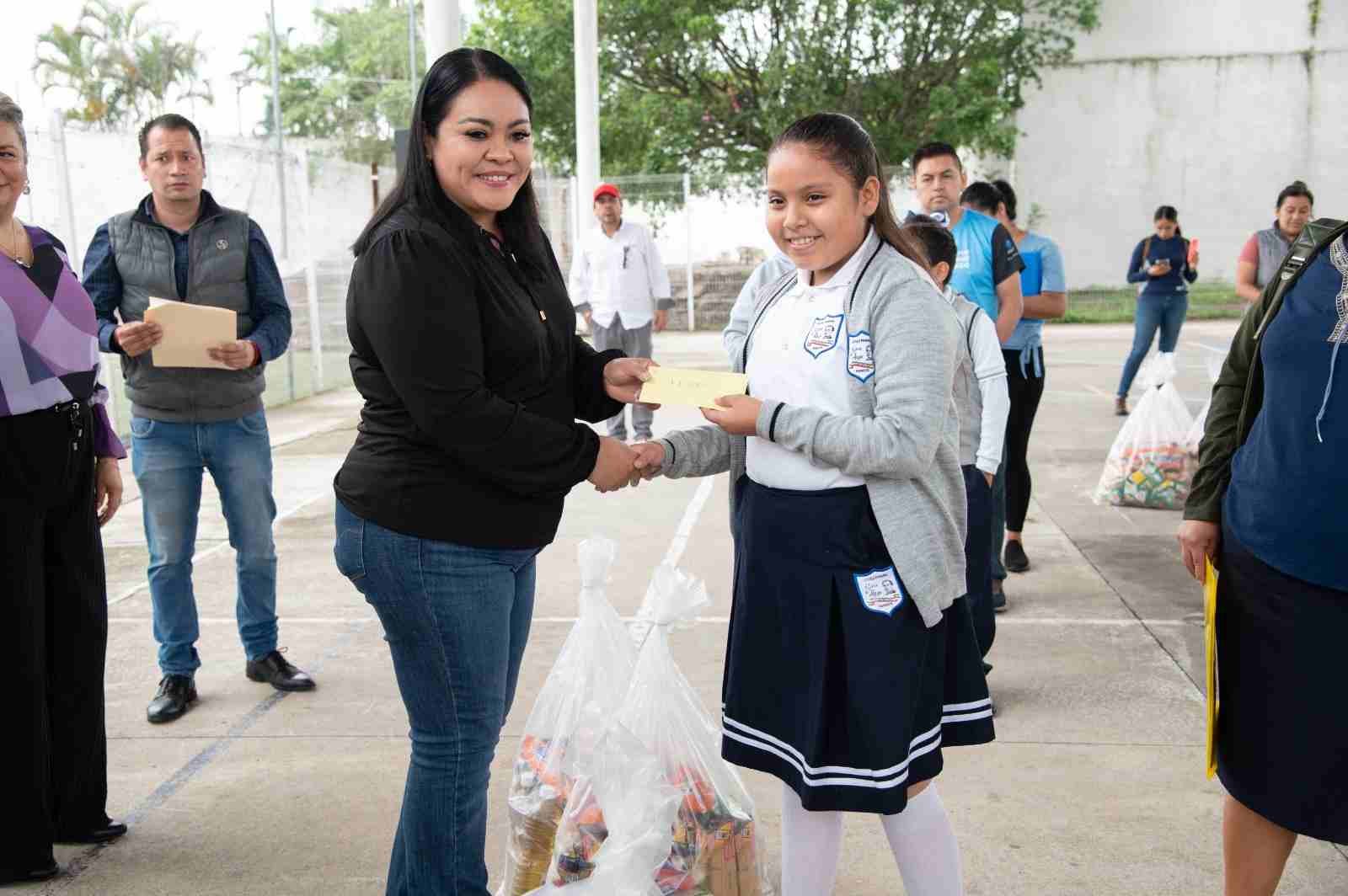 ENTREGA AYUNTAMIENTO DE CÓRDOBA ESTÍMULOS DE BECAS A 400 ALUMNOS