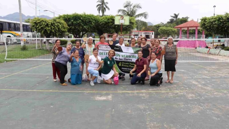 DAN CLASE MUESTRA DE PELOTA TARASCA A CLUB DEL ABUELO EN MONTE SALAS