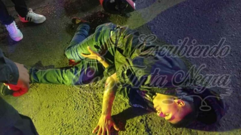 CHOCA AUTO CONTRA MOTOCICLISTA Y ESCAPA