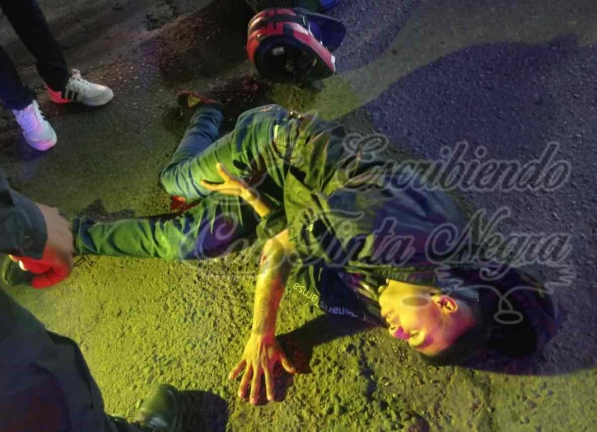 CHOCA AUTO CONTRA MOTOCICLISTA Y ESCAPA