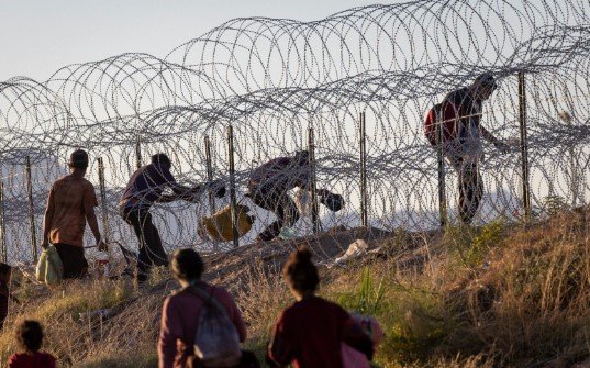 TEXAS REFUERZA BARRICADA DE ALAMBRE PESE A ORDEN DEL GOBIERNO DE EU PARA RETIRARLA