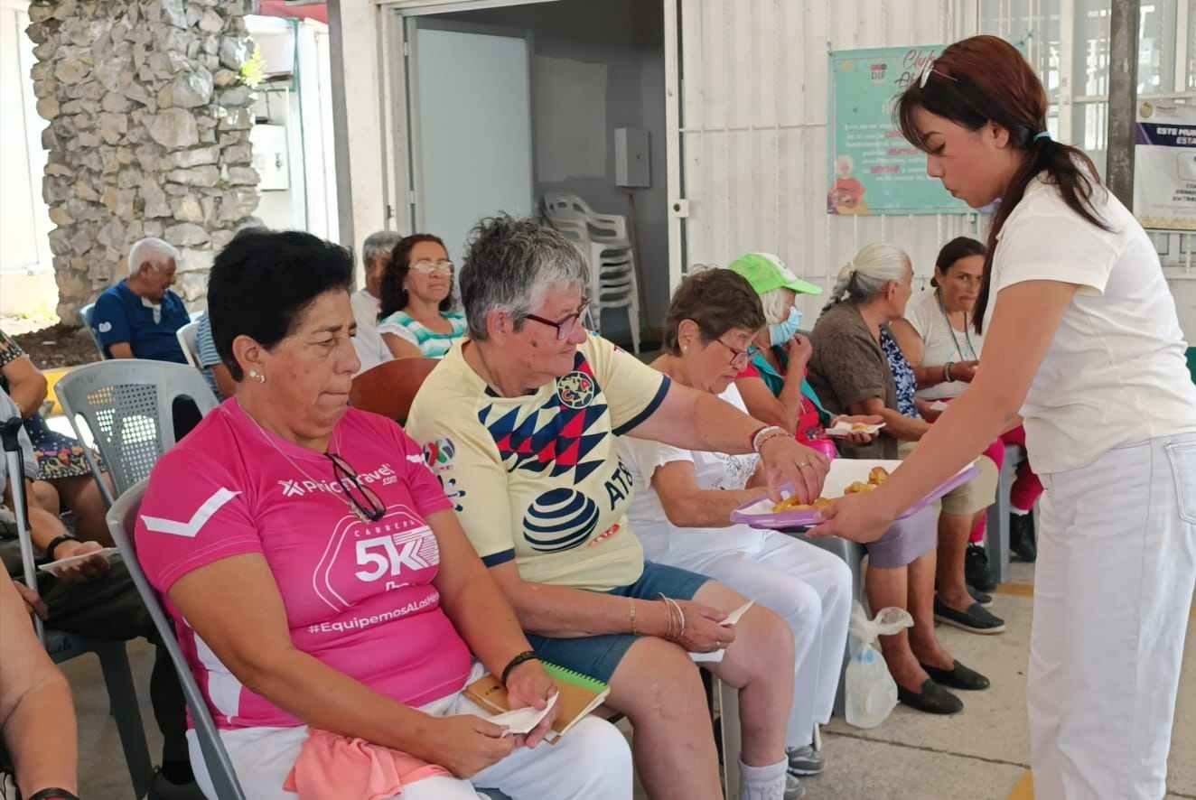 INSTRUYEN SOBRE NUTRICIÓN A ADULTOS MAYORES DEL CLUB DEL ABUELO