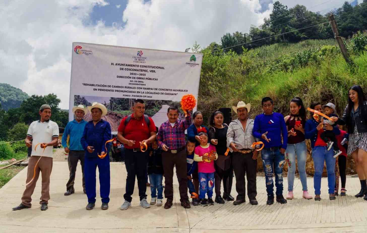 INAUGURA ALCALDE DE COSCO CARRETERA